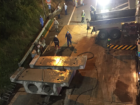 熊本地震で壊れた高速道路上を横断する跨線橋の解体